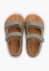 Sandali in sughero con tomaia sintetica grigio chiaro. Due cinturini in Velcro creano un design aperto sulla punta, con una soletta in sughero testurizzata per il comfort.