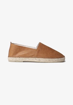Brune læder espadrille slip-on med sål af jute-seil; har en afrundet tå og minimal syning på ydersiden.