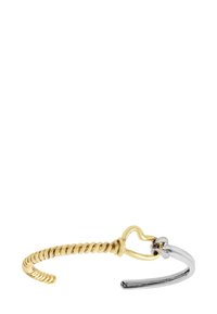 Bracelet en métal avec un bracelet rigide présentant un fil torsadé doré et une accent en forme de cœur, avec une finition lisse en argent. Texture lisse.