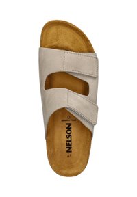 Beige instapsandaal met twee verstelbare banden, binnenzool van traagschuim en bovenwerk van zacht suede. Lichtgewicht ontwerp, geschikt voor casual dragen.