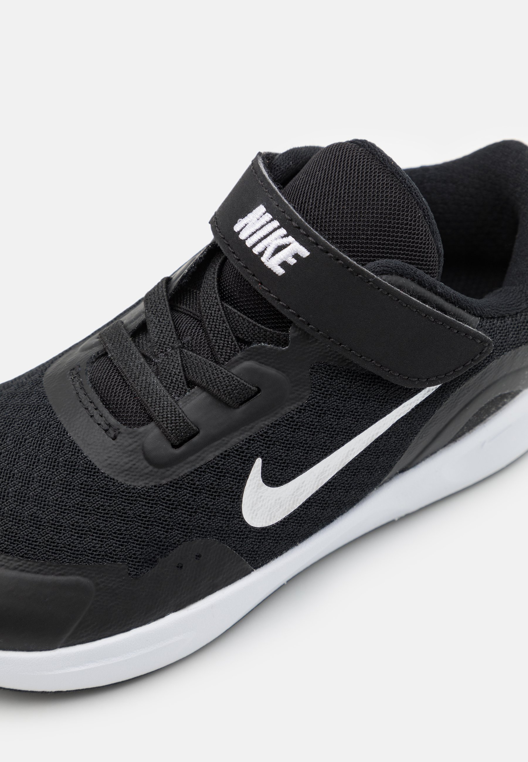 nike black trainers size 10