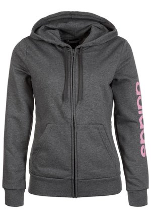 Sudadera con capucha de color gris oscuro con cremallera completa, bolsillos delanteros, cordones y texto rosa en la manga derecha que dice "arena".