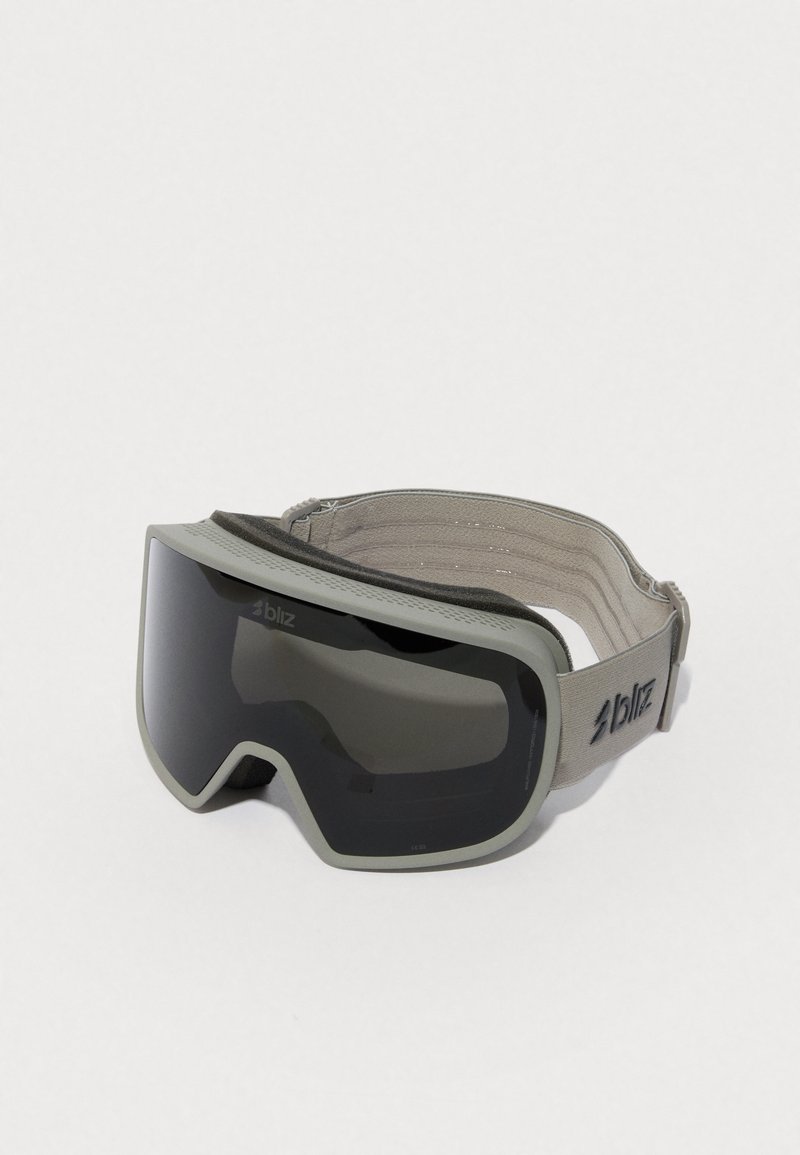 Skibril met een matte grijze frame, een donkere getinte lens en een grijze verstelbare band met een logo. Strak ontwerp met zachte schuimpadding.