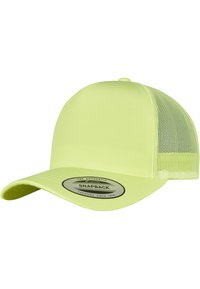 Neon gul snapback cap med en glat frontpanel og mesh ryg, med en rund logo patch på skyggen og justerbar rem.