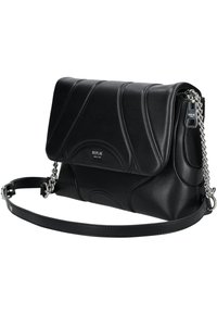 Borsa a tracolla in pelle nera con design a zig-zag trapuntato, hardware argentato e tracolla con catena. Dotata di chiusura a patta magnetica.