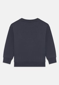 Sweatshirt marine avec un col rond, des poignets et un ourlet côtelés. Fabriqué en tissu doux au toucher lisse, vue arrière présentée.