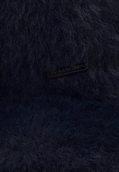 Material de pelo azul marino con una apariencia suave y texturizada. Incluye una pequeña etiqueta de logo negra con "Borsalino" en relieve.