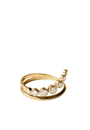 Anillo de oro con diseño de doble banda y siete piedras preciosas transparentes, redondas y engastadas en bisel, dispuestas en tamaño ascendente.