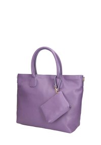 Paarse leren tote bag met textuur, voorzien van twee handvatten en een afneembare bijpassende pouch, met gouden hardware en een minimalistisch ontwerp.