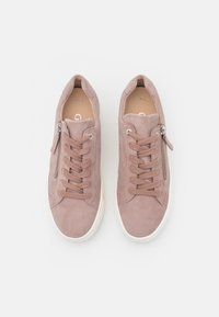 Ljusrosa mockasneakers med vit gummisula, med metallblixtlås på sidan och matchande snörning.