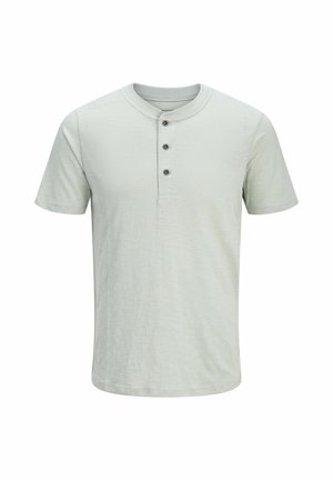 Hele halli lühikeste varrukatega henley särk pehmest kangast, millel on ümmargune kaelus, kolme nupuga luku ja mugav lõige.