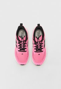 Zapatillas deportivas de color rosa brillante con parte superior de malla, acentos negros y cordones negros. Presentan el logo "Fresh Foam" en la plantilla y la lengüeta.