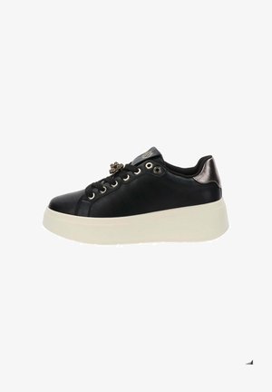 Czarne skórzane sneakersy z okrągłym czubkiem, białą platformą, srebrnym akcentem na pięcie oraz sznurowanym zapięciem. Posiada dekoracyjne oczka.