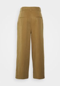 Bruine, cropped broeken met een gladde textuur, voorzien van een hoge taille, riemlussen en twee achterzakken. Strak, eenvoudig ontwerp.