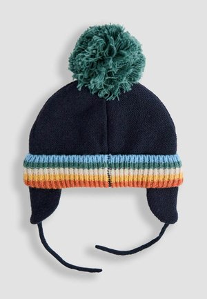 Gestrickte marineblaue Mütze mit einem grünen Pompon, ausgestattet mit einem mehrfarbigen, gestreiften Bündchen in Blau, Grün, Orange und Creme. Mit Ohrklappen und Bindebändern.