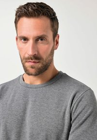 Grå crewneck t-shirt lavet af et blødt stof. Har en afslappet pasform med korte ærmer og en glat tekstur. Enkel design; ingen mønstre eller accenter.