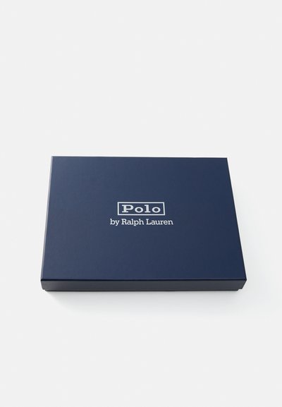 Tumši zila kartona kaste ar gludu virsmu, kuras augšpusē ir balti uzraksts "Polo by Ralph Lauren", taisnstūra forma.