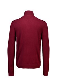 Bordeauxfarbener Strickpullover mit hohem Kragen, langen Ärmeln und gerippten Bündchen und Saum. Glatte Textur ohne sichtbare Muster oder Beschläge.