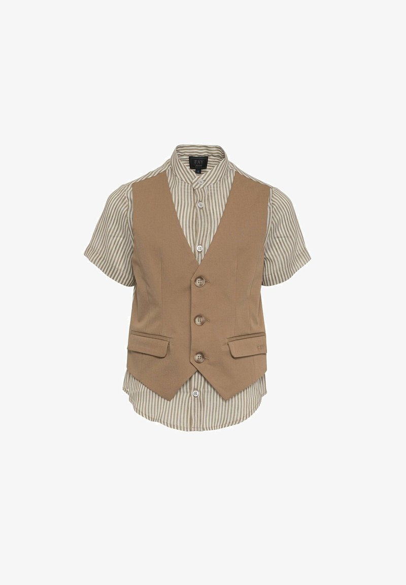 Chemise à manches courtes beige et blanche à rayures, avec un gilet boutonné beige comportant des poches et trois boutons sur le devant.