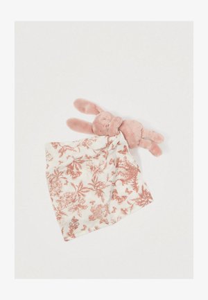 Roosa pehme jänes, mis on kinnitatud lillemustrilise valge tekiga. Kangas on pehme, detailsete botaaniliste mustritega tuhmroosas toonis.