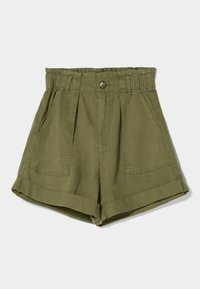 Olivgröna shorts med knappstängning, veck och elastisk midja. Har sidofickor och uppvikt fåll. Tillverkat i bomullsmaterial.