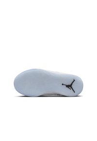 Fehér sneaker talp, textúrált gumis felülettel, áttetsző résszel és fekete Jumpman logóval a sarkán.