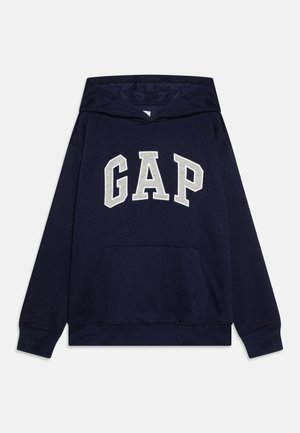 Marineblå hættetrøje lavet af bomuldsblanding, med et stort hvidt "GAP" logo, kengurulomme og ribbede manchetter og kant.