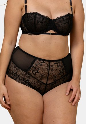 Ensemble de lingerie noire avec un design en dentelle florale ; le soutien-gorge a un style balconnet avec des bretelles réglables, associé à une culotte haute en tissu transparent.
