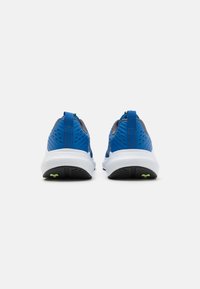 Blaue Sportschuhe mit einem Obermaterial aus Mesh, grauen Akzenten und einer weißen strukturierten Sohle. Verfügt über Zuglaschen und Belüftungslöcher an den Seiten.