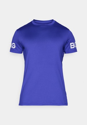 T-shirt de sport à manches courtes, de couleur bleue, fabriqué à partir d'un matériau lisse et léger ; présente un logo blanc sur la manche gauche, un col rond et une coupe régulière.