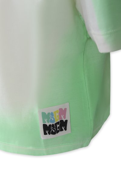 T-shirt con gradiente verde e bianco, con un'etichetta che presenta il logo colorato "MSGM". Realizzato in tessuto morbido con una vestibilità relaxed e una texture liscia.