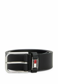 Zwarte leren riem met een zilveren dubbele prongsluiting en een gestructureerde band. Heeft een rechthoekige logo-accent in rood, wit en blauw.