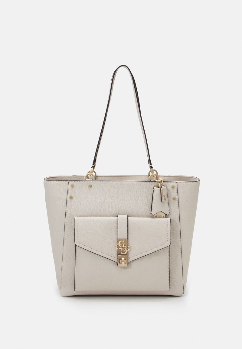 Sac cabas en cuir beige clair avec rabat de poche avant, ferrures dorées et doubles bretelles.