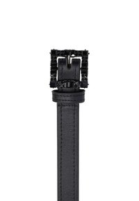 Schwarzer Ledergürtel mit rechteckiger Schnalle, verziert mit kleinen schwarzen Edelsteinen in verschiedenen Formen und Größen.