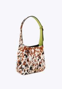 Borsa hobo con stampa a pois in tonalità di marrone, nero e bianco. Presenta una tracolla verde e una fodera interna nera.