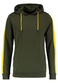 Felpa con cappuccio a maniche lunghe di colore verde scuro, con strisce gialle sulle maniche e lacci gialli sul cappuccio.