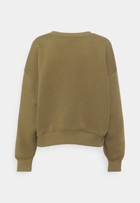 Sudadera de manga larga en verde oliva con cuello redondo, puños acanalados y un ajuste relajado. Textura suave con una longitud ligeramente recortada.