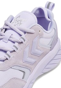 Ljuslila sportskor som har en kombination av släta och mockamaterial, rundad tå, strukturerad sula och snedställda logotypdetaljer.