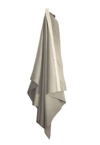 Tekstiil, millel on tekstuuriga hall pind ja valge küljeriba. Materjal näib olevat kootud, pehmete voldikute ja nurkadega.