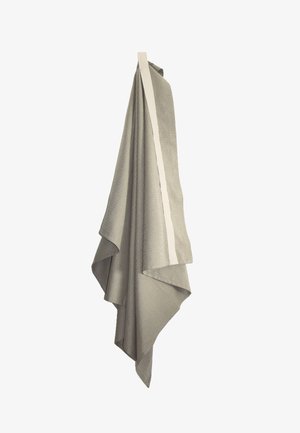 Tekstilna dekoracija s teksturiranom sivom površinom, s bijelim bočnim prugama. Materijal izgleda tkan s mekim naborima i kutovima.