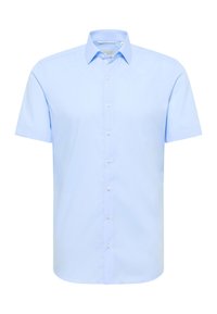 Camicetta a maniche corte in cotone azzurro chiaro. Presenta un colletto a punta e un orlo dritto, con bottoni bianchi lungo la patta frontale.