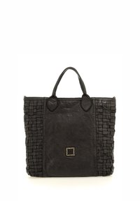 Borsa a spalla in pelle nera con texture intrecciata sui lati, manici piatti e dettaglio a borchie quadrate sul davanti. Presenta un design spazioso.