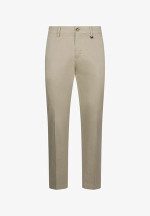 Pantaloni bej pentru bărbați, cu croială slim, cu bucle pentru centură, nasture în față și închidere cu fermoar, buzunare frontale și picioare cu pliuri.