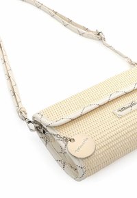 Borsa a tracolla in paglia intrecciata con accenti in pelle beige chiaro, tracolla pattern, etichetta metallica, forma rettangolare e chiusura a ribalta.