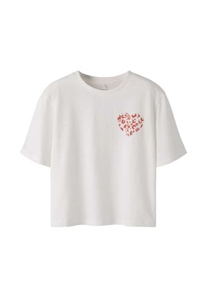 T-shirt blanc court à manches courtes avec encolure ronde et cœur imprimé léopard rouge sur le côté gauche de la poitrine.