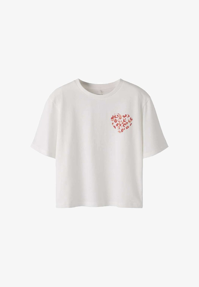 T-shirt blanc court à manches courtes avec encolure ronde et cœur imprimé léopard rouge sur le côté gauche de la poitrine.