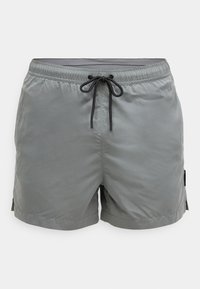 Szürke férfi fürdőnadrág rugalmas derékpánttal, állítható zsinórral és oldalzsebekkel. Simább, könnyű anyagból készült.