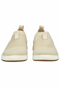Scarpe slip-on beige con tomaia in rete testurizzata, suola piatta in gomma bianca e piccole linguette sul retro per facilitarne l'indossamento.