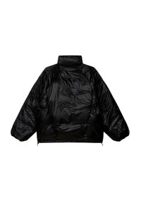 Giacca imbottita nera con collo alto, vestibilità oversize e texture lucida. Include polsini elasticizzati e zip laterali.