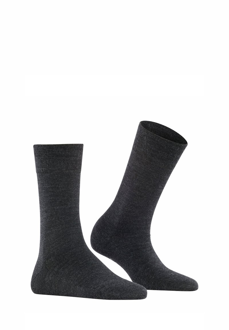 Calze lavorate a maglia di un grigio scuro, con una texture liscia, lunghe fino a metà polpaccio, e con punte e talloni rinforzati, adatte per un look informale.